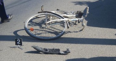 Biciclist lovit de o mașină în zona Far