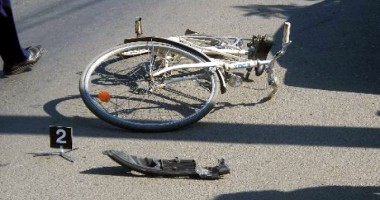 Biciclist lovit de mașină