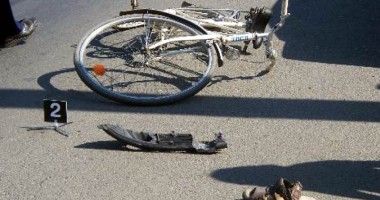Biciclist lovit de microbuz - 1