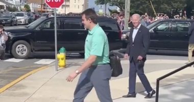 Stire din Actualitate : Președintele SUA, Joe Biden, a țopăit pentru jurnaliști ca să le arate că se simte bine, după ce a căzut de pe bicicletă