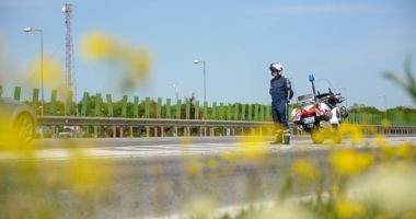 Şofer de autocar lăsat fără permis, după ce a mers aproape un kilometru cu spatele pe banda de urgenţă a autostrăzii