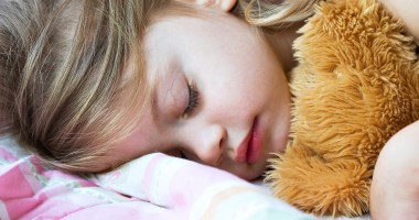 Stire din Diverse : Copilul urinează  în somn. E sau nu bolnav de enurezis?