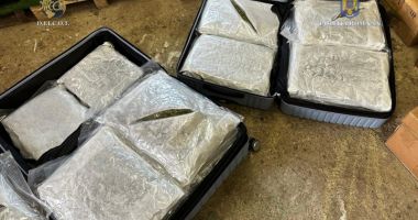 Stire din Eveniment : Colete cu zeci de kg de droguri de risc, trimise în România prin curieri! Un bărbat, prins în flagrant