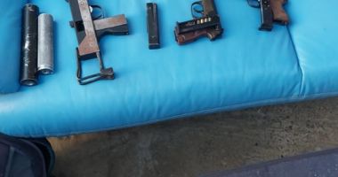 Stire din Eveniment : Tânăr arestat preventiv! Poliţiştii au găsit în casa lui pistoale şi cartuşe, deţinute ilegal