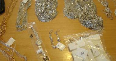 Stire din Eveniment : Șofer prins la graniță cu peste patru kilograme de bijuterii ascunse