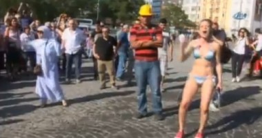 Stire din Actualitate : Protest în bikini în piața Taksim din Istanbul: Doi manifestanți au fost arestați