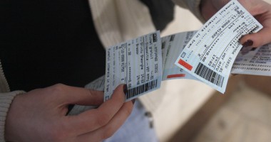 Tot mai mulți călători cumpără online biletele la tren