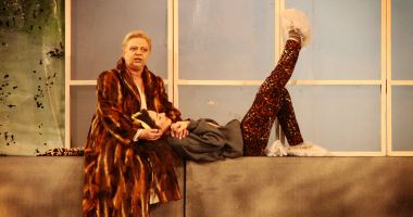 Stire din Cultură-Educație : "Billy Șchiopul" și "Desculț în parc", revin pe scena Teatrului de Stat