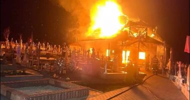 Stire din Eveniment : Incendiu devastator într-o biserică. Lăcaşul de cult s-a făcut scrum, preotul a avut nevoie de îngrijiri