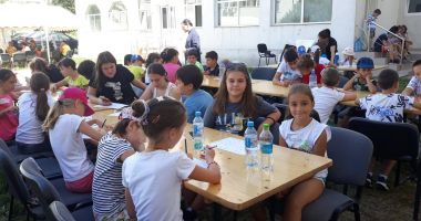 "Pridvorul bisericii are un duh anume". Elevii săraci de la țară, sprijiniți din donații - 3