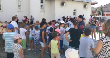 "Pridvorul bisericii are un duh anume". Elevii săraci de la țară, sprijiniți din donații - 4