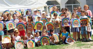 Stire din Social : "Pridvorul bisericii are un duh anume". Elevii săraci de la țară, sprijiniți din donații