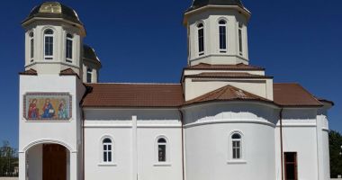 Stire din Cultură-Educație : IPS Teodosie sfințește biserica din comuna Horia
