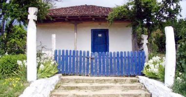 Stire din Diverse : Excursie pentru turiști. Biserica semiîngropată de la Izvoarele își așteaptă vizitatorii