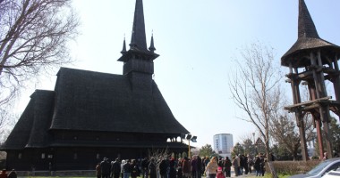 Stire din Cultură-Educație : PROTESTELE CONTINUĂ. Credincioșii de la biserica Sf. MINA îl așteaptă pe părintele PICU