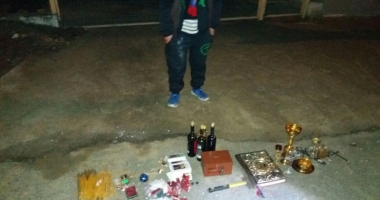 O femeie din Constanța a spart o biserică și a furat cutia milei - 3