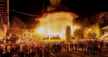 Stire din Social : Bisericile din țară, neîncăpătoare în Noaptea de Înviere. Milioane de credincioşi au primit Lumina Sfântă