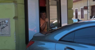 Parcare nesimțită / Clienții unui local, BLOCAȚI înăuntru de un BIZON cu Mercedes - 2
