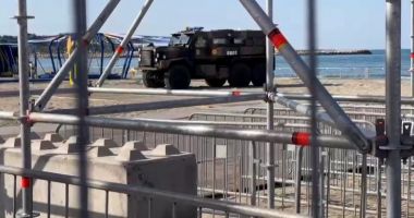 Stire din Eveniment : BLINDAT DE RĂZBOI Cougar 6×6 HE MRAP, parcat la intrare PE PLAJA NEVERSEA