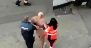 Stire din Eveniment : Individ gol-pușcă cu un topor în mână, ridicat de Poliție din fața unui bloc