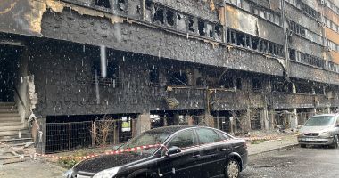 GALERIE FOTO. Imaginile dezastrului, la lumina zilei. Familii din blocul care a ars, rămase fără adăpost - 3