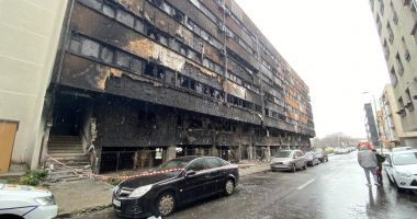 GALERIE FOTO. Imaginile dezastrului, la lumina zilei. Familii din blocul care a ars, rămase fără adăpost - 5