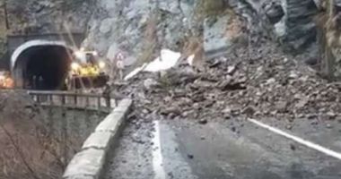 O stâncă uriașă s-a prăbușit pe Transfăgărășan! Drumul, blocat