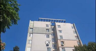 Stire din Eveniment : Un copil de trei ani și 8 luni a murit, după ce a căzut de la etajul 7 al unui bloc