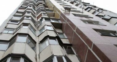 UPDATE. Femeie agățată de balcon, la Constanța. Amenință că se sinucide!