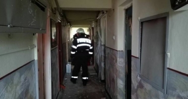 Stire din Eveniment : GALERIE FOTO / Explozie puternică într-un bloc. Zeci de persoane, evacuate