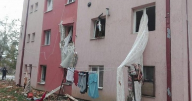 GALERIE FOTO / Explozie puternică într-un bloc. Zeci de persoane, evacuate - 2