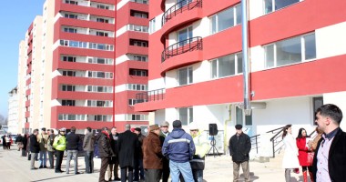 Stire din Politică-Administrație : Au fost inaugurate alte două blocuri din cartierul Baba Novac