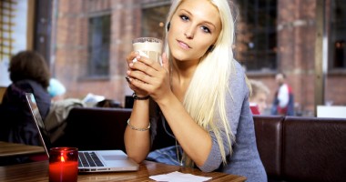 Stire din Fun : De ce stă blonda în pat când vrea  cafea