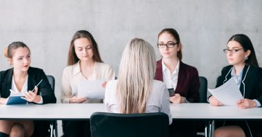 Blonda şi interviul de angajare