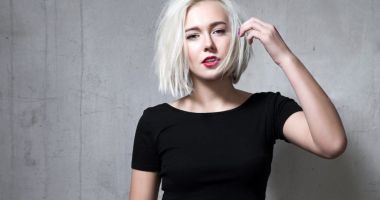 Blonda şi serviciul