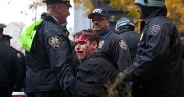 Stire din Actualitate : Protestatar de origine română, plin de sânge după ce a fost bătut de poliție la New York – VIDEO
