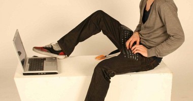 Stire din Social : S-au inventat blugii cu tastatură incorporată