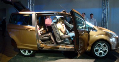 Stire din Economie : Ford a lansat noul  B-Max, la un preț  special: 13.400 de euro