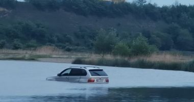 A rămas cu mașina în apă, după ce s-a aventurat în adâncuri