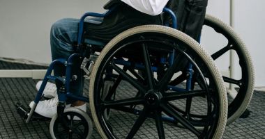 Stire din Social : Tânăr cu handicap grav, umilit de Comisia de Evaluare: „Ar putea pune marfa pe raft la un magazin”