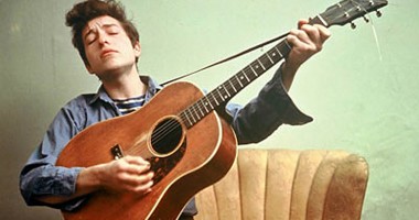 Stire din Monden : O chitară ce i-a aparținut lui Bob Dylan, vândută pentru aproape un milion de dolari