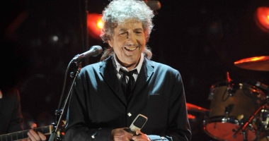 Stire din Cultură-Educație : Bob Dylan își primește Nobelul în cel mai mare secret