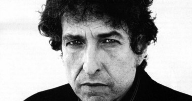 Stire din Cultură-Educație : Bob Dylan ar putea fi câștigătorul Premiului Nobel pentru literatură de anul acesta