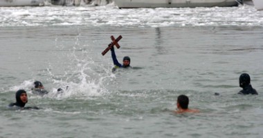 Stire din Cultură-Educație : Află cine a recuperat cele trei cruci aruncate în apă de ÎPS Teodosie