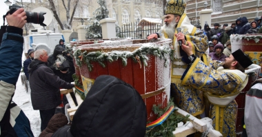 Urgia Bobotezei nu i-a oprit pe creștinii constănțeni. Au luat apă sfințită direct din butoaie - 2