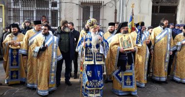 Stire din Social : Boboteaza la Constanța. Buluceală după apa sfințită și crucile aruncate în mare