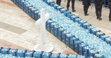 Stire din Cultură-Educație : Boboteaza 2014/120.000 de sticle cu apă sfințită