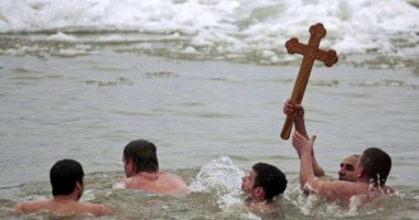 Stire din Social : EKG obligatoriu pentru cei care vor să ia crucea din Dunăre, de Bobotează