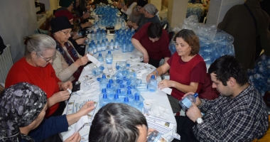 Stire din Cultură-Educație : Credincioșii ortodocși se pregătesc de Bobotează. 150.000 de sticle, pregătite cu agheasmă
