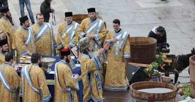 Vezi imagini de la slujba de Bobotează oficiată astăzi la Constanța - 17